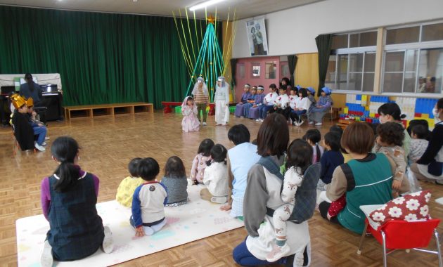 乳児部さんをご招待して年長さんの生誕劇をおみせしました