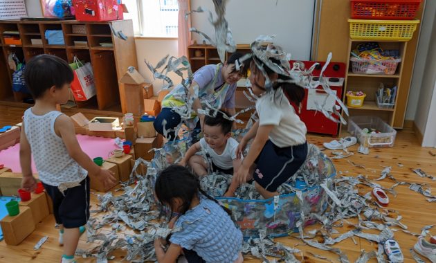 第一園　新聞紙プールと色水遊び